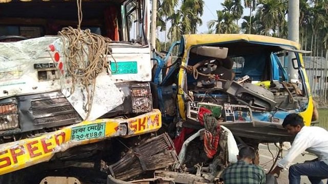 টাঙ্গাইলে ট্রাক-পিকাপভ্যানের সংঘর্ষে নিহত ২
