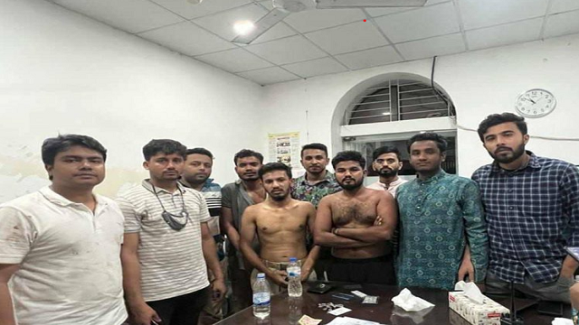 টিএসসিতে ৪ ককটেল বিস্ফোরণ, আটক ৩