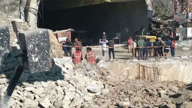 দুই দিন ধরে  উত্তরাখণ্ডের সুরঙ্গে  আটকা ৪০ শ্রমিক