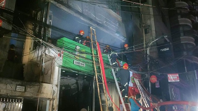 রাজধানীর ওয়ারীতে আগুন, নিয়ন্ত্রণে ১০ ইউনিট