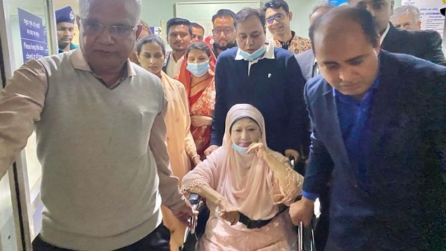 হাসপাতাল থেকে বাসায় ফিরলেন খালেদা জিয়া