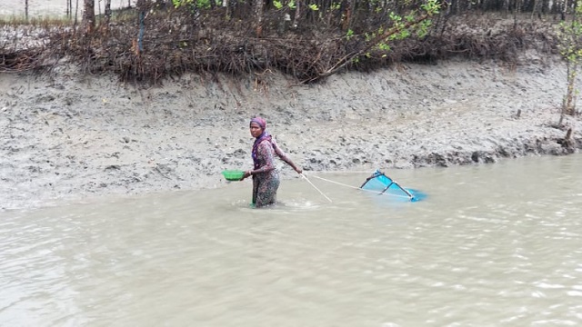 তীব্র শীতে পেটের দায়ে নদীতে জাল নিয়ে দুই নারী