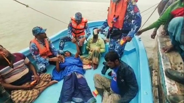 বঙ্গোপসাগরে নিখোঁজ ৯ জেলের মধ্যে ৪ জনকে জীবিত উদ্ধার