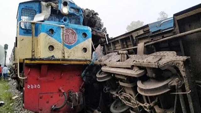 নীলফামারীর চিলাহাটিতে দুই ট্রেনের সংঘর্ষে আহত ১০