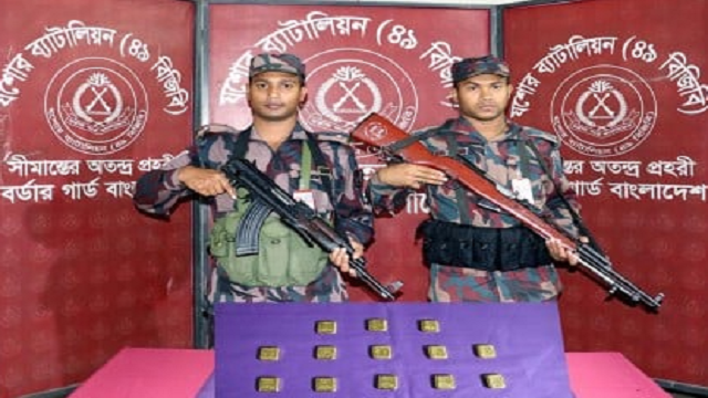 চোরাকারবারির কোমর থেকে পড়ল ১৩ স্বর্ণের বার