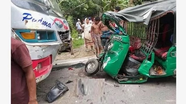 চাঁদপুরে বাসের সঙ্গে অটোরিকশার সংঘর্ষ, নিহত ৩