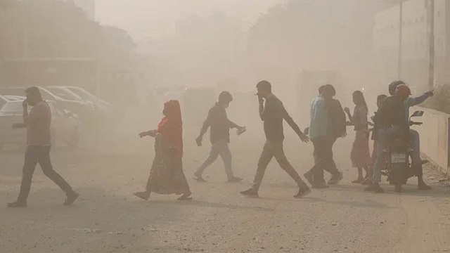 অস্বাস্থ্যকর বায়ু দূষণে ঢাকা আজ তৃতীয়