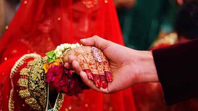 সরকারি চাকরিজীবীকে বন্দুক ঠেকিয়ে মেয়ের সঙ্গে বিয়ে