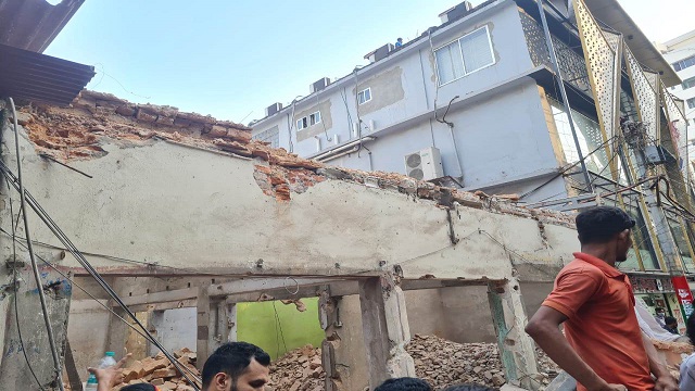 চট্টগ্রামে ভবন ভাঙার সময় দেয়াল ধসে পড়ায়, নিহত ১