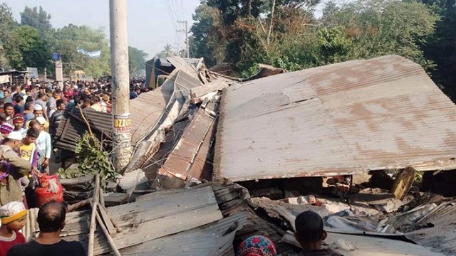 নিয়ন্ত্রণ হারিয়ে খাবার হোটেলে কাভার্ডভ্যান, নিহত ৫