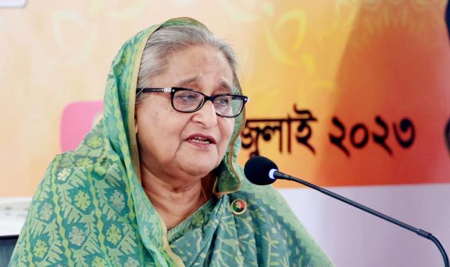 নিজ বাড়ি থেকে হেঁটে টুঙ্গিপাড়া কার্যালয়ে শেখ হাসিনা