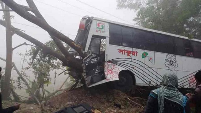 বাস-ট্রলির সংঘর্ষে প্রাণ গেল ২ জনের