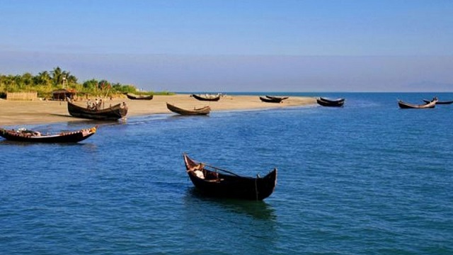বেড়াতে যাওয়া পর্যটকদের দ্রুত সেন্টমার্টিন ছাড়ার নির্দেশ