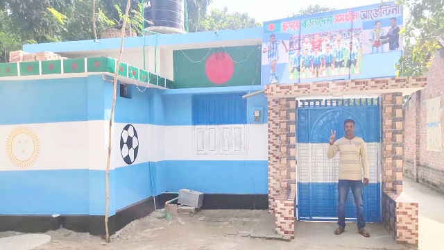 আর্জেন্টিনার পতাকার রঙে বাড়ি রাঙালেন কৃষক