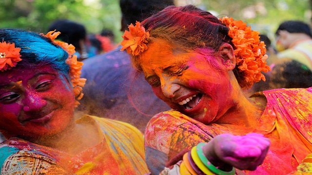 সনাতন ধর্মাবলম্বীদের হোলি উৎসব আজ