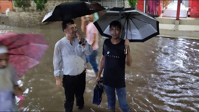 ঘূর্ণিঝড় সিত্রাংয়ের প্রভাবে রাজধানী জুড়ে জলাবদ্ধতা, দুর্ভোগের শিকার নগরবাসী