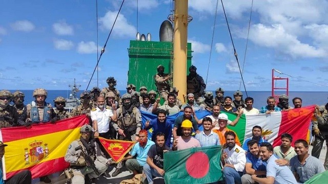 দুই যুদ্ধজাহাজের পাহারায় দুবাইয়ের পথে এমভি আবদুল্লাহ
