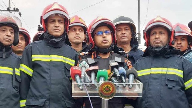 ডেমরায় আগুন লাগা ভবনটি ঝুঁকিপূর্ণ, ভেঙে পড়ার শঙ্কা