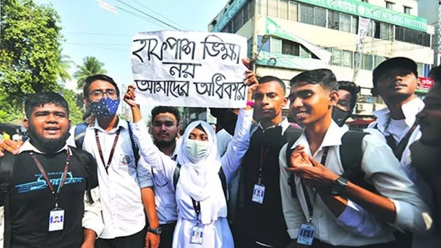গণপরিবহনে শিক্ষার্থীদের হাফ ভাড়া নিয়ে নতুন সিদ্ধান্ত