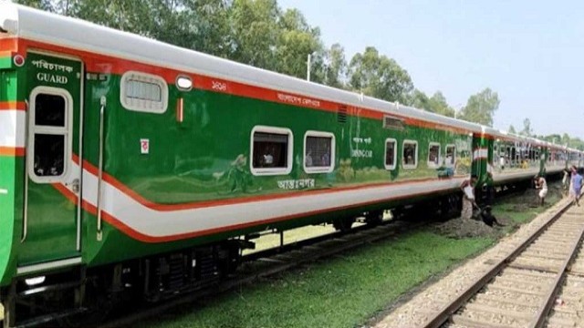 নাটোরে ইঞ্জিন বিকল হওয়ার আড়াই ঘন্টা পর ট্রেন চলাচল স্বাভাবিক!