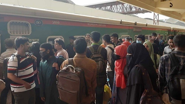 ঘরে ফিরতে শুরু করেছে মানুষ! কমলাপুরে ভিড়