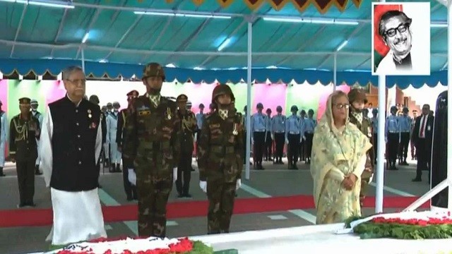 টুঙ্গিপাড়ায় বঙ্গবন্ধুর সমাধিতে শ্রদ্ধা রাষ্ট্রপতি-প্রধানমন্ত্রীর!