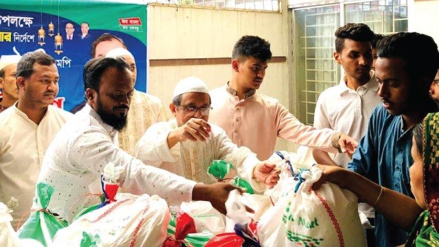 ছাত্রলীগের উদ্যোগে আজমপুরে ইফতার সমগ্রী বিতরণ