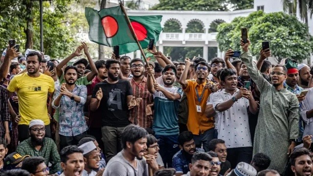 জুডিশিয়াল ক্যু বানচাল করলো ছাত্ররা