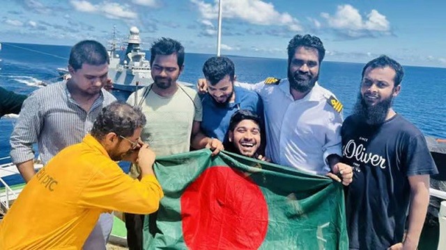 মুক্তির পর দেশের প্রতি ভালোবাসার বার্তা দিলেন নাবিকরা