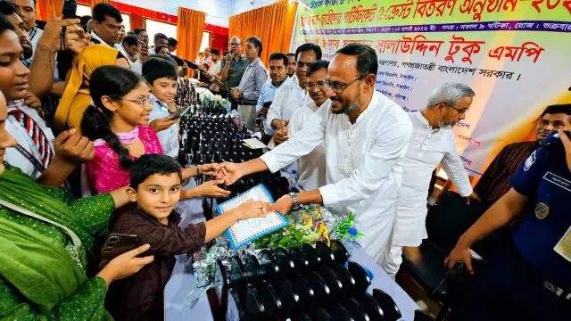 টাঙ্গাইলে ৫০০ কৃতি শিক্ষার্থীর হাতে বৃত্তি, ক্রেস্ট ও সনদপত্র তুলে দিলেন প্রতিমন্ত্রী টুকু