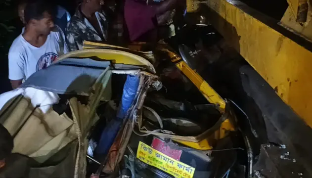 রাজবাড়ীতে তিন বাহনকে ট্রেনের বিচ্ছিন্ন বগির ধাক্কা, নিহত ২, আহত ৬