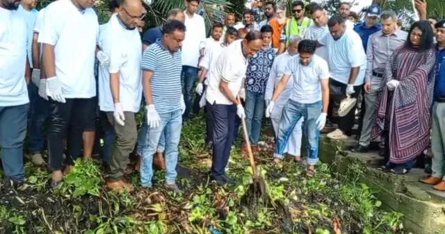 টাঙ্গাইল ডিসি লেকের ‘প্রাণ ফেরাতে’ কচুরিপানা পরিষ্কার করলেন প্রতিমন্ত্রী টুকু