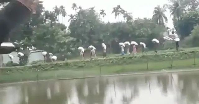কুড়িগ্রামের ভূরুঙ্গামারীতে এক সার ডিলারের গুদাম ভেঙে কৃষকেরা সার নিয়ে যাচ্ছেন