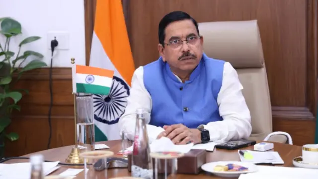 ভারতের নতুন শিক্ষামন্ত্রী কে এই প্রহ্লাদ জোশী?