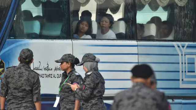 Malaysia starts sending Myanmar migrants home
