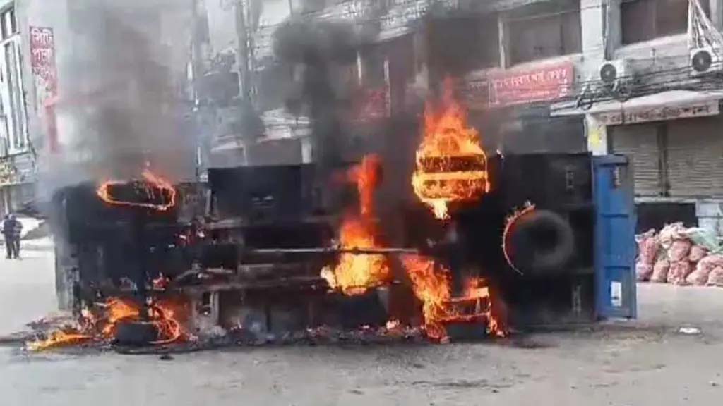 মিরপুরে গার্মেন্টস শ্রমিকদের বিক্ষোভ, পুলিশ-সেনাবাহিনীর গাড়িতে আগুন
