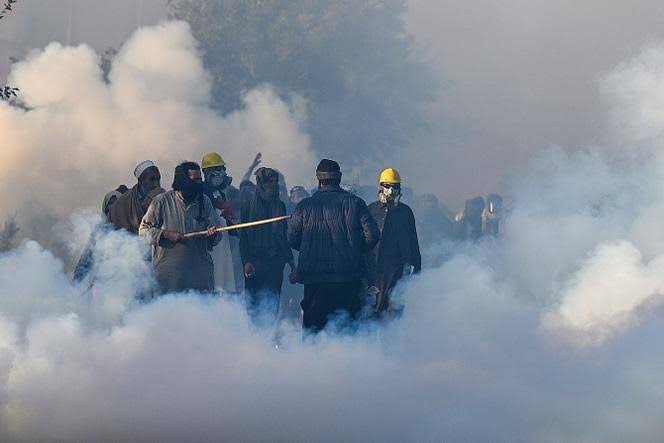 Four Pakistani soldiers killed as Imran’s supporters flood capital