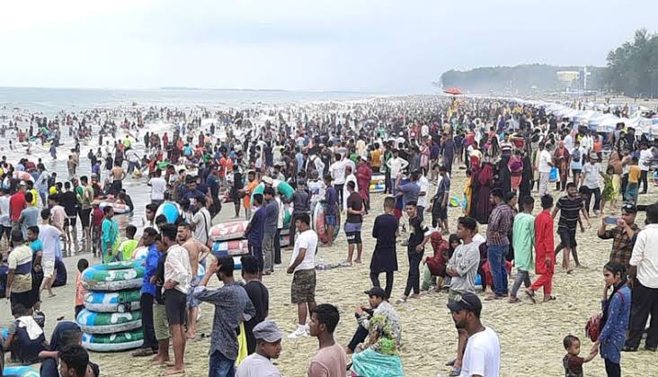 Tourists flock to Cox's Bazar beach