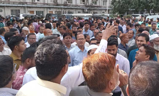 Finance Division employees protest at Secretariat