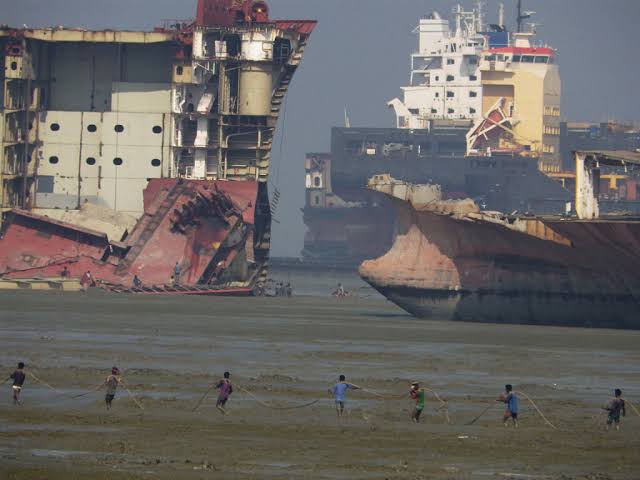 Ship breakers urged to meet June 2025 deadline