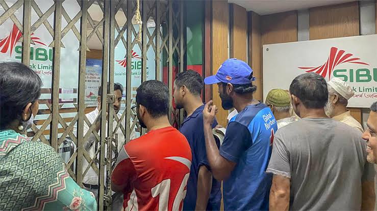 Customers still face cash crisis at 6 weak banks despite governor’s assurance