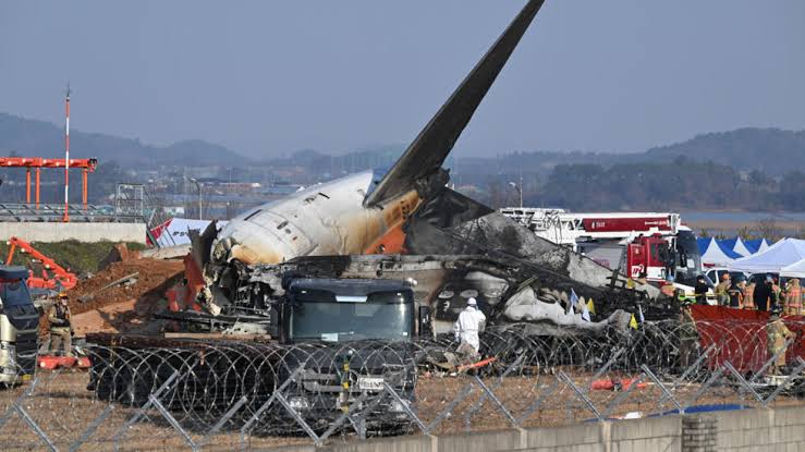 All but two feared dead after South Korea plane crashes with 181 aboard