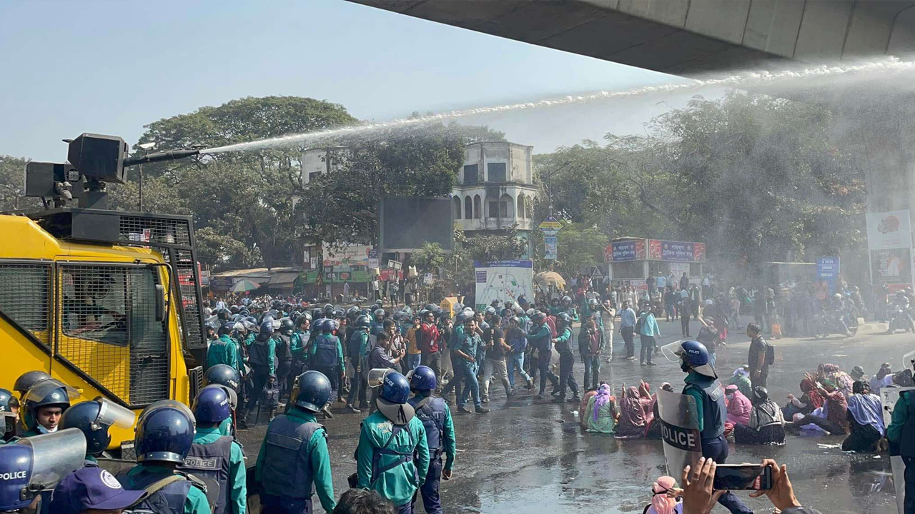 Police swoop on aspiring primary school teachers at Shahbagh