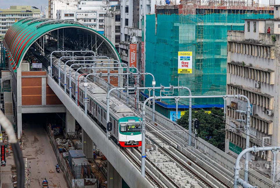 Metro Rail sets record carrying 4 lakhs passengers in a day