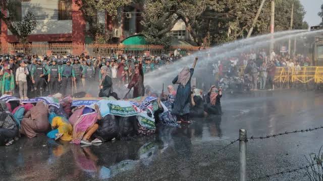 Police disperse protesting primary teacher candidates near secretariat