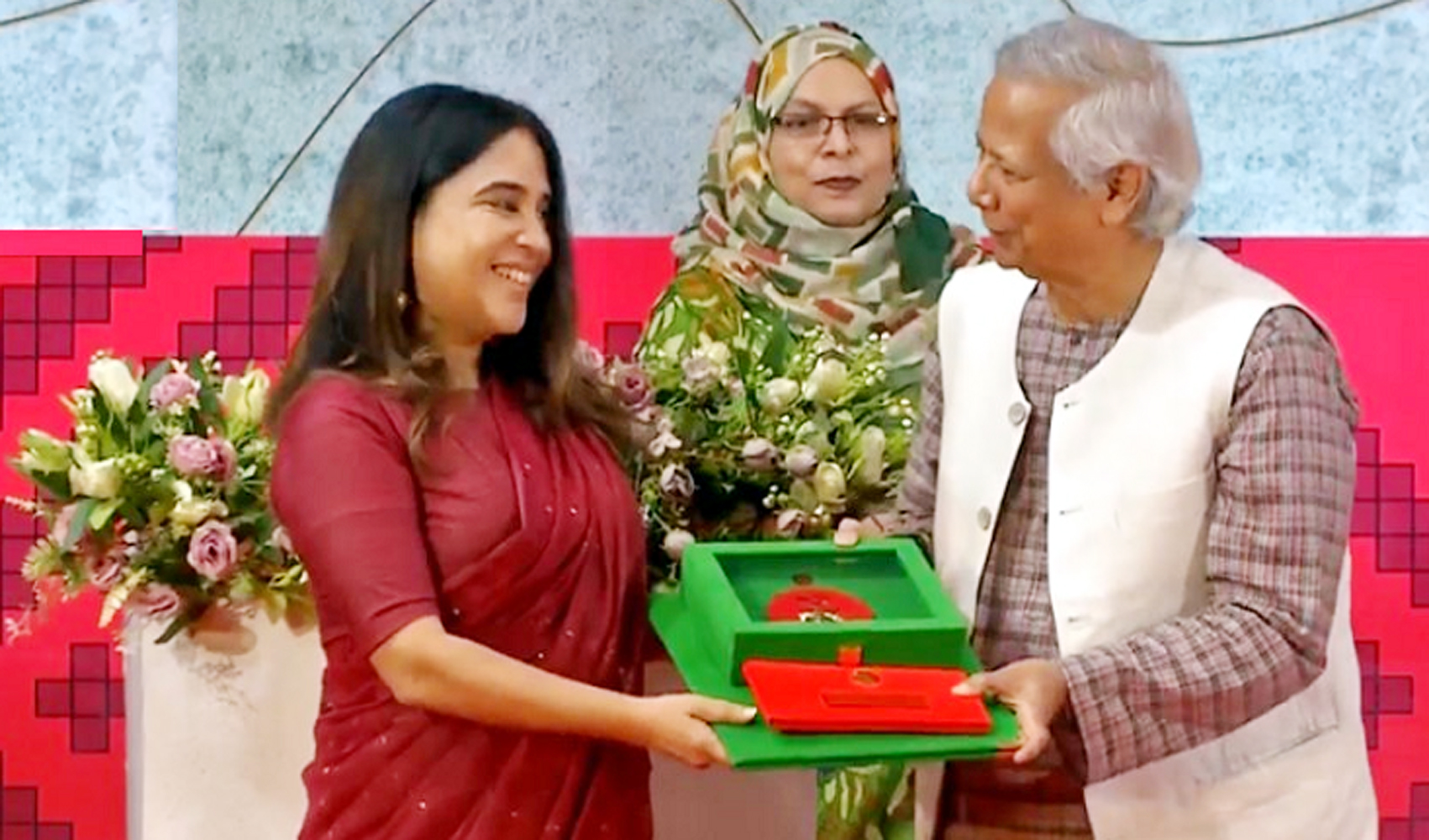 স্বাধীনতা পুরস্কার তুলে দিলেন প্রধান উপদেষ্টা