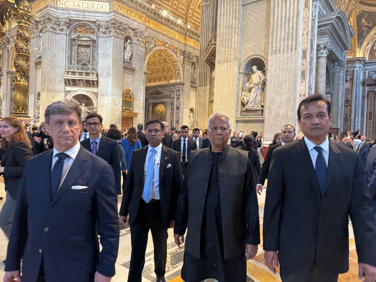 Prof Yunus pays last respect to Pope Francis
