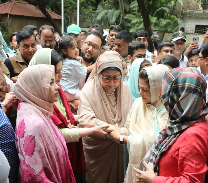 হেঁটেই বাসায় ঢুকলেন বেগম খালেদা জিয়া