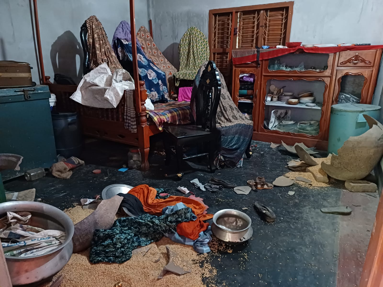 রাজবাড়ীতে মাটি কাটাকে কেন্দ্র করে মারধর, বাড়িঘর ভাঙচুর