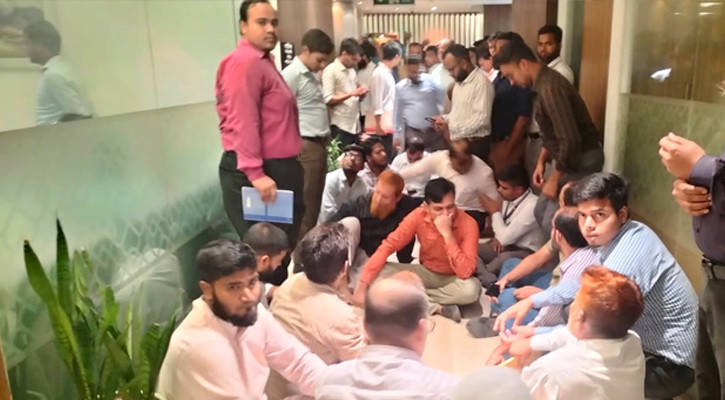 Secretariat officials, employees besiege finance adviser’s office